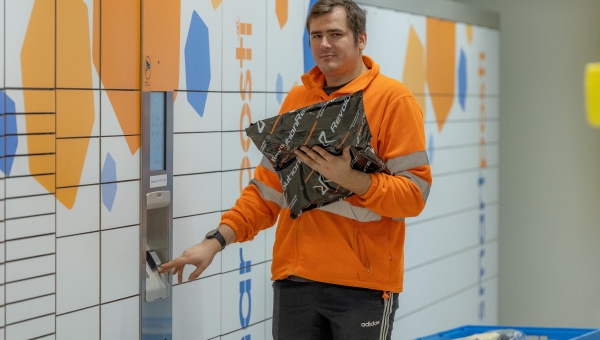 Tänavune novembrikuine e-smaspäev ligikaudu kahekordistas tavapärast pakimahtu ning see näitab inimeste ostutarka käitumist varakult jõulukinkide soetamisel. Fotol Smartposti kuller Ain töisel e-smaspäeva nädalal Kagukeskuse pakiautomaatide juures. Foto: AIGAR NAGEL